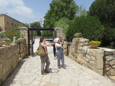 2018 Palestine , 270 Catherine Vialle et Irène à l’’entrée de la basilique