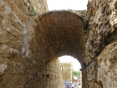 2018 Palestine , 322 Césarée: arche dans le hall du théatre