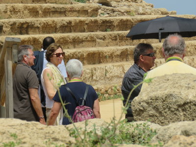 2018 Palestine , 341 Césarée: le groupe écoutant les explications de Kayed, notre guide 