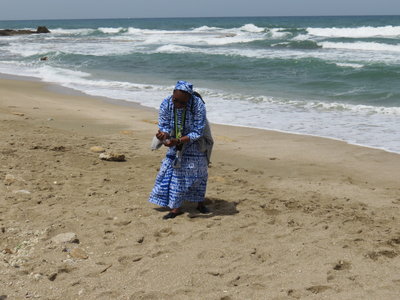 2018 Palestine , 343 Césarée: Soeur Lydia en collecte de terre sainte