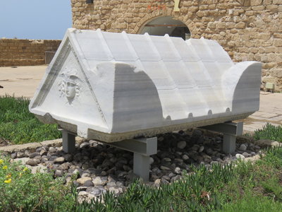 2018 Palestine , 350 Césarée: un sarcophage