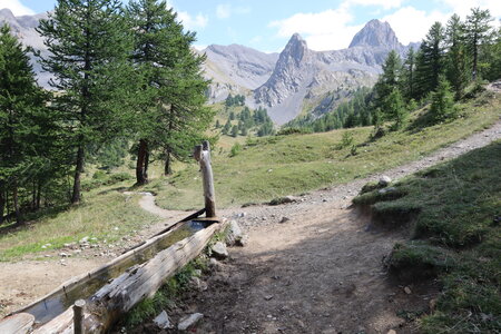 20180827-0914 GR5-53 modane menton, IMG_0162 fontaine rouge et pointe de la selle