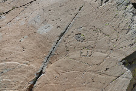 20180827-0914 GR5-53 modane menton, IMG_0384 rocher grave vandalise