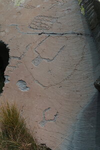 20180827-0914 GR5-53 modane menton, IMG_0385 rocher grave vandalise