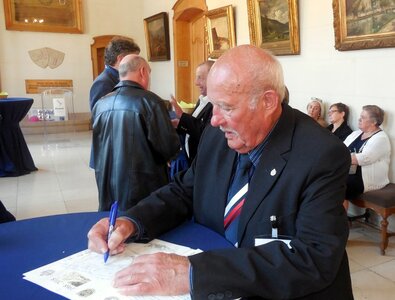 20181006 - DINANT - 1ECSOFA 1968 - Cinquantenaire, Raymond signe le livre d’or