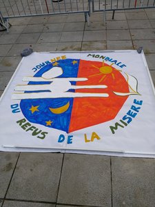 17 octobre 2018 - Parvis de la gare de Vannes, La dalle sous bâche avant l’’inauguration