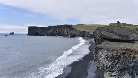 Islande, juin 20108, _1200215 raw Vue vers le phare de Dyrholaey