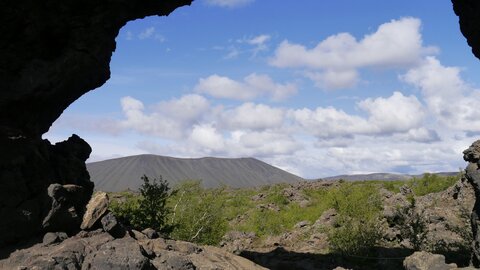 Islande, juin 20108, _1200881 retouche Vue sur cratère Hverfjall depuis Dimmuborgir