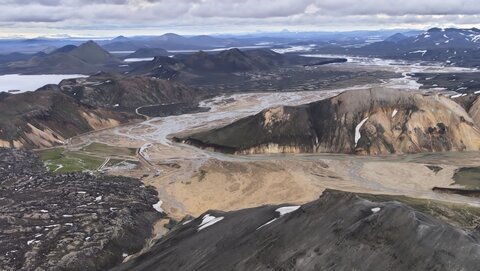 Islande, juin 20108, _1210354  raw Vue sur Landmannalaugar depuis le haut du Blahnukur  945m 