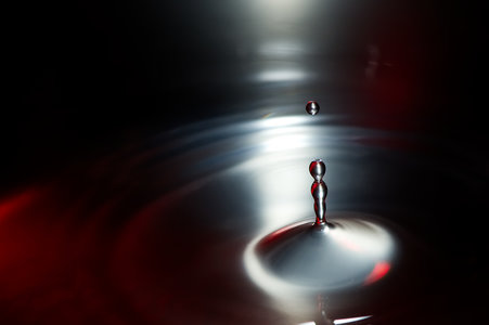 Gouttes d'eau, de rouge et noir