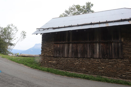 2019-0826 GR 738, Route et bâtiment forrestier au dessus du Planay