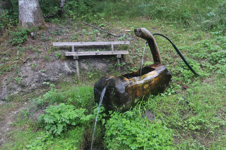 2019-0826 GR 738, Fontaine et banc à Taillat Chardonnay