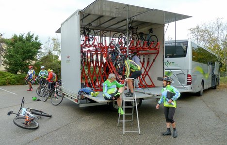 Week-end Club 2019 Bully, 01-Déchargement des vélos
