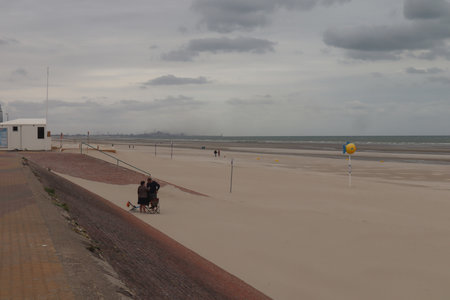 2019_0906 sentier côtier de Bray-Dunes à Etaples, IMG_0682la plage  et dunkerque vues depuis bray-dunes_z