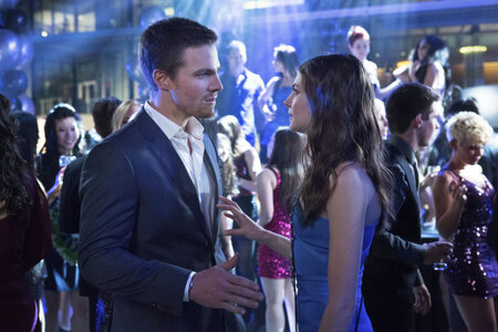 Arrow - Stills 101 - Pilot, Willa Holland as Thea Queen & Stephen Amell as Arrow