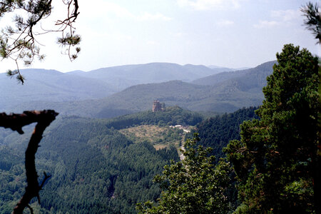 2004-1 randonnées, 20040731-007 rand 01 - chateau de fleckenstein vu depuis le krappenfels _ 01 aout
