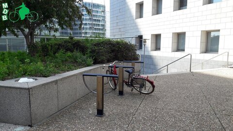 Stationnements vélos, descente cours Michelet 1