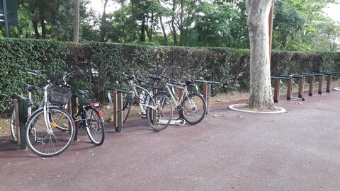 Stationnements vélos, Tennis municipal