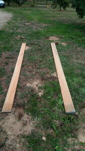 Lavernois vivrier 01 : mes premiers bacs potagers, Les planches font 3m, 15cm de large, et 2,2cm d’épaisseur, en théorie. En réalité, pas une n’a la même longueur, largeur ou épaisseur. Heureusement que je ne dois pas faire un travail de précision.