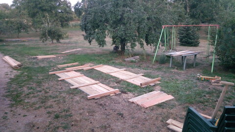 Lavernois vivrier 01 : mes premiers bacs potagers, Les 20 sections des petits côtés sont prêtes.
