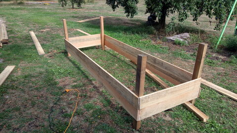 Lavernois vivrier 01 : mes premiers bacs potagers, J’ai choisi de commencer par le bas, plutôt que par le haut, de peur de ne pas pouvoir retourner le bac complet une fois terminé. Ça a été un peu plus galère au commencement, mais je peux le déplacer et n’ai plus qu’à poser mes planches…