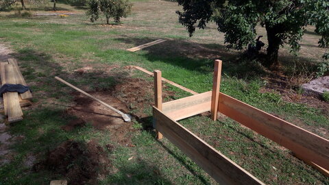 Lavernois vivrier 01 : mes premiers bacs potagers, En tout cas, il est relativement aisé de ne prendre que la terre, et de laisser l’arène.