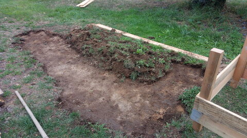 Lavernois vivrier 01 : mes premiers bacs potagers, Et point positif que je n’avais pas non plus prévu : je rassemble une terre qui conviendra dans le bac.