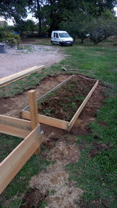 Lavernois vivrier 01 : mes premiers bacs potagers, C’est clair, ça penche… Déplacer le sol, la terre, la matière lourde et basse, est l’activité qui me fatigue le plus.