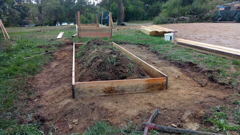 Lavernois vivrier 01 : mes premiers bacs potagers, Mise à niveau, à l’aide de la pioche. Je ne retrouve plus mon niveau et me contente de faire à l’œil pour le moment.