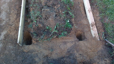 Lavernois vivrier 01 : mes premiers bacs potagers, Creuser ces fichus trous pour les pieds…
