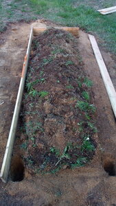 Lavernois vivrier 01 : mes premiers bacs potagers, Et si possible bien alignés. Je me sers des planches de bonne dimension, mais ça m’oblige à beaucoup de manipulations… (J’ai retrouvé mon niveau).