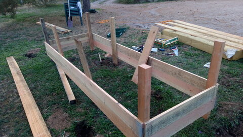 Lavernois vivrier 01 : mes premiers bacs potagers, J’ajoute des sections de 90cm pour renforcer les côtés longs. Je viendrai y mettre aussi des tasseaux transversaux…
