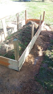 Lavernois vivrier 01 : mes premiers bacs potagers, Il me faut remonter un peu ce côté (c’est le plus simple, avec des cales, même si j'aurais préféré creuser l’autre côté).