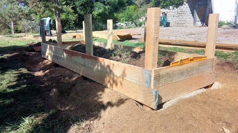 Lavernois vivrier 01 : mes premiers bacs potagers, Je voulais montrer l’épaisseur du remblai, mais on ne voit pas bien à cause de l’ombre.