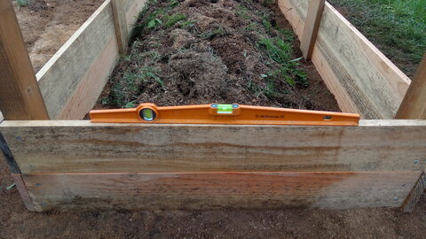 Lavernois vivrier 01 : mes premiers bacs potagers, J’estime important d’essayer pour ce type de bac d’être bien à plat pour que les 4 tonnes de terre ne tirent par davantage vers un côté…Je me contenterais volontiers d’un bac plus simple…