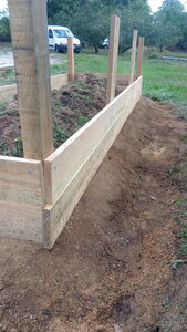 Lavernois vivrier 01 : mes premiers bacs potagers, J’ai utilisé des cales et ajouté le sable petit à petit de chaque côté. Vraiment pas pratique. Et ce n’est pas tassé comme il faudrait…