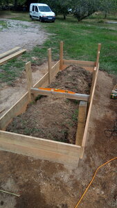 Lavernois vivrier 01 : mes premiers bacs potagers, Puis retour à la menuiserie, avec l’ajout des tasseaux transversaux. Je me sers du tas de terre pour le soutenir avant de le visser.