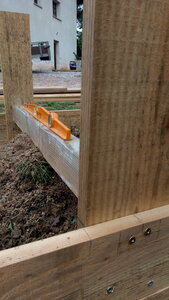 Lavernois vivrier 01 : mes premiers bacs potagers, Cette étape n’est pas non plus la plus simple ou la plus rapide. J’ai lutté pour obtenir la bonne taille pour le tasseau : je n’aurais pas dû laisser quelques millimètres de plus par sécurité, car j’ai eu du mal à les retirer. Et les vis utilisées, de 8cm contre 5 ou 6 pour les autres, ne sont quand même pas vraiment assez longues.