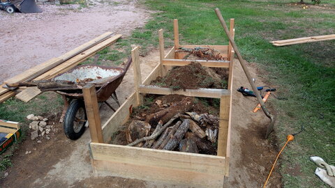 Lavernois vivrier 01 : mes premiers bacs potagers, Changement d’activité : je commence à remplir. Avec de les bûches les plus décomposées que je trouve.