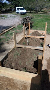 Lavernois vivrier 01 : mes premiers bacs potagers, Comme le bois doit être en dessous, je suis amené à déplacer la terre.