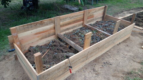 Lavernois vivrier 01 : mes premiers bacs potagers, Ça fera un sacré bac. Je me demandais si je pourrais pas me contenter de 4 niveaux. L’objectif principal étant de rendre le potager inaccessible aux sangliers. Jean-Luc me dit que les mâles font 4 à 5 lames de haut. Je demande à voir, mais ça répond à ma question pour le moment : 5 sera plus sûr.
