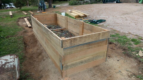 Lavernois vivrier 01 : mes premiers bacs potagers, Avant de construire le second, probablement un peu différemment dans tous les cas, je dois remplir le premier pour savoir s’il tient au moins à peu près.