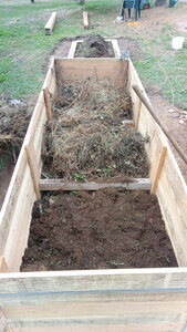 Lavernois vivrier 01 : mes premiers bacs potagers, J’ajoute des déchets verts ramenés par Jean-Luc. En essayant de trouver ce qui est fin ou déjà un peu décomposé…