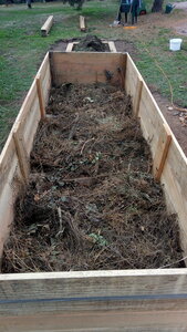 Lavernois vivrier 01 : mes premiers bacs potagers, Je peux monter dans le bac et utiliser pour mon poids pour tasser au moins un peu. C’est pratique.