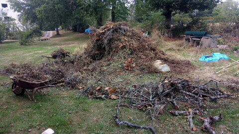 Lavernois vivrier 01 : mes premiers bacs potagers, Voilà le dernier tas de déchets verts en date. Si les tas précédents avaient plutôt été répandus au sol au fil des années, ne serait-ce que sur une zone dédiée au maraîchage, nous aurions du sol fertile…