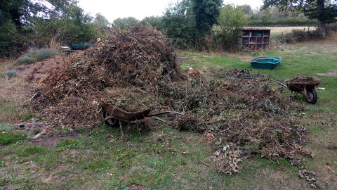 Lavernois vivrier 01 : mes premiers bacs potagers, J’ai commencé à trier par taille de déchets. Je testerai la méthode consistant à passer la tondeuse à gazon sur le tas à droite de l’image, pour obtenir du broyant. En l’état c’est trop neuf.