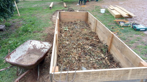 Lavernois vivrier 01 : mes premiers bacs potagers, Même pas trois lames de haut. Je vais de l’autre côté.