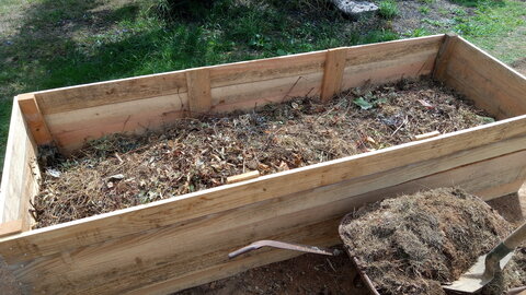Lavernois vivrier 01 : mes premiers bacs potagers, En plus, le terrain monte pour rejoindre les bacs avec la brouette pleine. C’est bien, ça fait du sport…