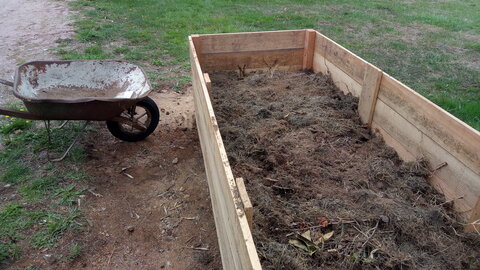 Lavernois vivrier 01 : mes premiers bacs potagers, Après 3h30 de plus… Ça avance lentement, mais sûrement.