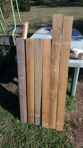 Lavernois vivrier 01 : mes premiers bacs potagers, Les pieds de 95cm. Je devrai de toute façon les recouper en haut du bac pour tout aligner (comme aux coins), je m’évite donc de faire la dernière coupe cette fois (c’est pour ça que deux des pieds sont plus grands). Au lieu de 8 ancrages, j’ai décidé d’essayer avec 6, mais tous bien épais, et tous un peu plus profondément ancrés.